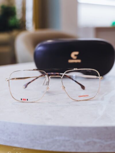 Armação de Óculos Unisex CARRERA em Metal - Cor: Dourado com Hastes detalhadas em Tartaruga - Formato: Quadrado levemente arredondado - CARRERA290J5G