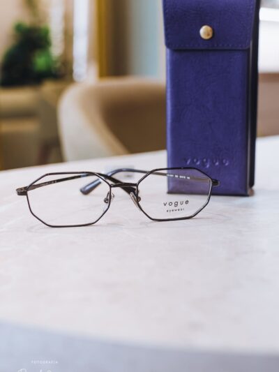 Armação de Óculos Feminina Vogue Eyewear em Metal - Cor: Preto - Formato: Geométrico, com linhas angulares VOGUEVO4341