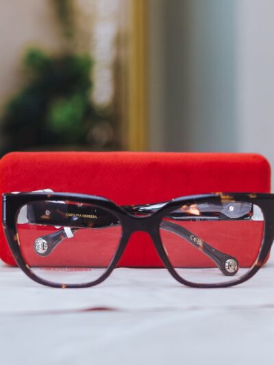 Armação de Óculos Feminina CAROLINA HERRERA em Acetato - Cor: Tartaruga Escuro, em Tons de Marrom e Preto - Formato: Quadrado, com Leve Efeito Gatinho - HER0415