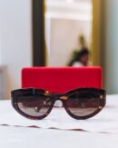 Armação de Óculos Feminina CAROLINA HERRERA em Acetato - Cor: Tartaruga Escuro, com Nuances de Marrom e Preto - Formato: Quadrado, com Leve Efeito Gatinho - HER0370/S