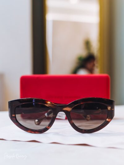 Armação de Óculos Feminina CAROLINA HERRERA em Acetato - Cor: Tartaruga Escuro, com Nuances de Marrom e Preto - Formato: Quadrado, com Leve Efeito Gatinho - HER0370/S
