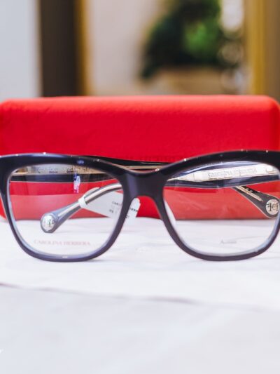 Armação de Óculos Feminina CAROLINA HERRERA em Acetato - Cor: Azul-marinho/Preto brilhante - Formato: Retangular, Levemente Geométrico - CH0016