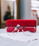 Armação de Óculos Feminina CAROLINA HERRERA em Acetato e Aço Inoxidável – Cor: Marrom Escuro/Dourado – Formato: Retangular, Levemente Geométrico - HER0243