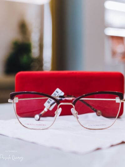 Armação de Óculos Feminina CAROLINA HERRERA em Acetato e Aço Inoxidável – Cor: Marrom Escuro/Dourado – Formato: Retangular, Levemente Geométrico - HER0243