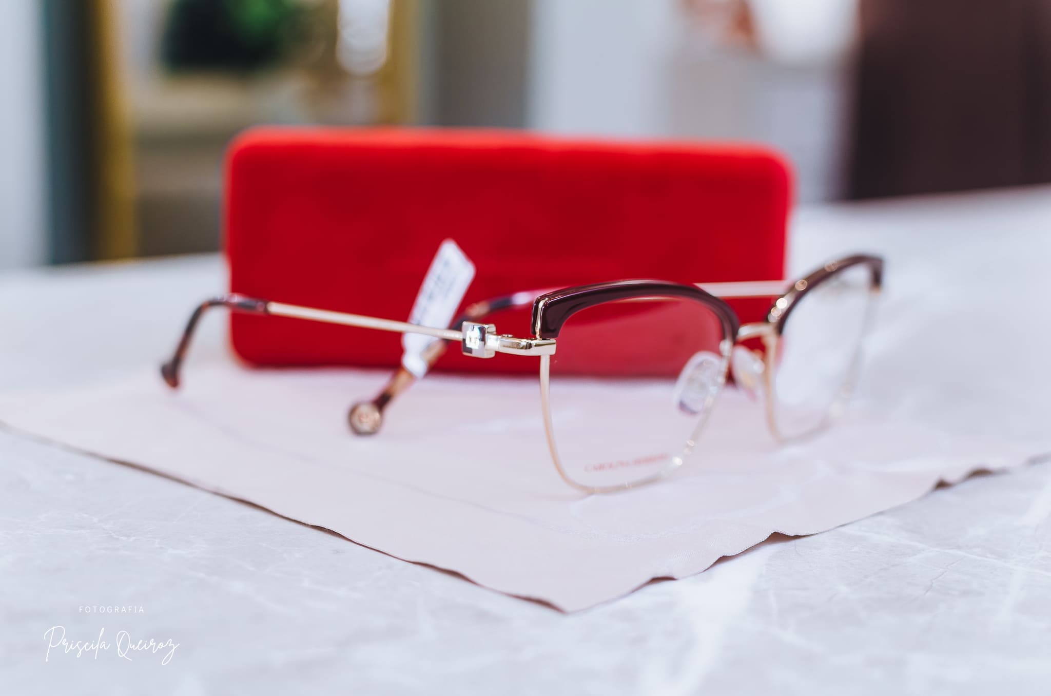 Armação de Óculos Feminina CAROLINA HERRERA em Acetato e Aço Inoxidável – Cor: Marrom Escuro/Dourado – Formato: Retangular, Levemente Geométrico - HER0243 - Imagem 3