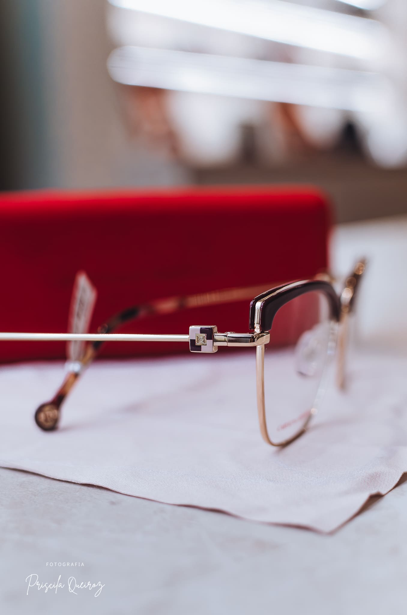 Armação de Óculos Feminina CAROLINA HERRERA em Acetato e Aço Inoxidável – Cor: Marrom Escuro/Dourado – Formato: Retangular, Levemente Geométrico - HER0243 - Imagem 2