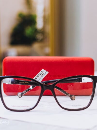 Armação de Óculos Feminina CAROLINA HERRERA em Acetato – Cor: Preto Brilhante com Detalhes Prateados – Formato: Retangular, Levemente Gatinho - HER0372