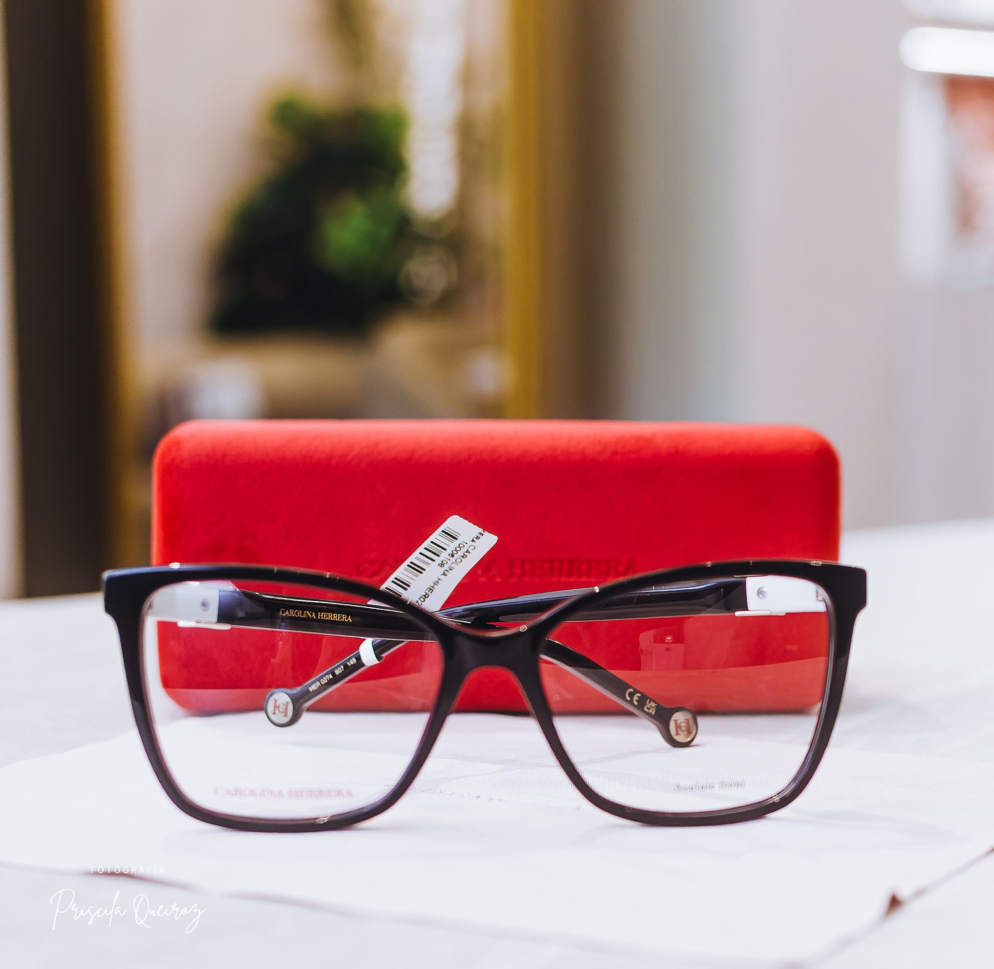 Armação de Óculos Feminina CAROLINA HERRERA em Acetato – Cor: Preto Brilhante com Detalhes Prateados – Formato: Retangular, Levemente Gatinho - HER0372