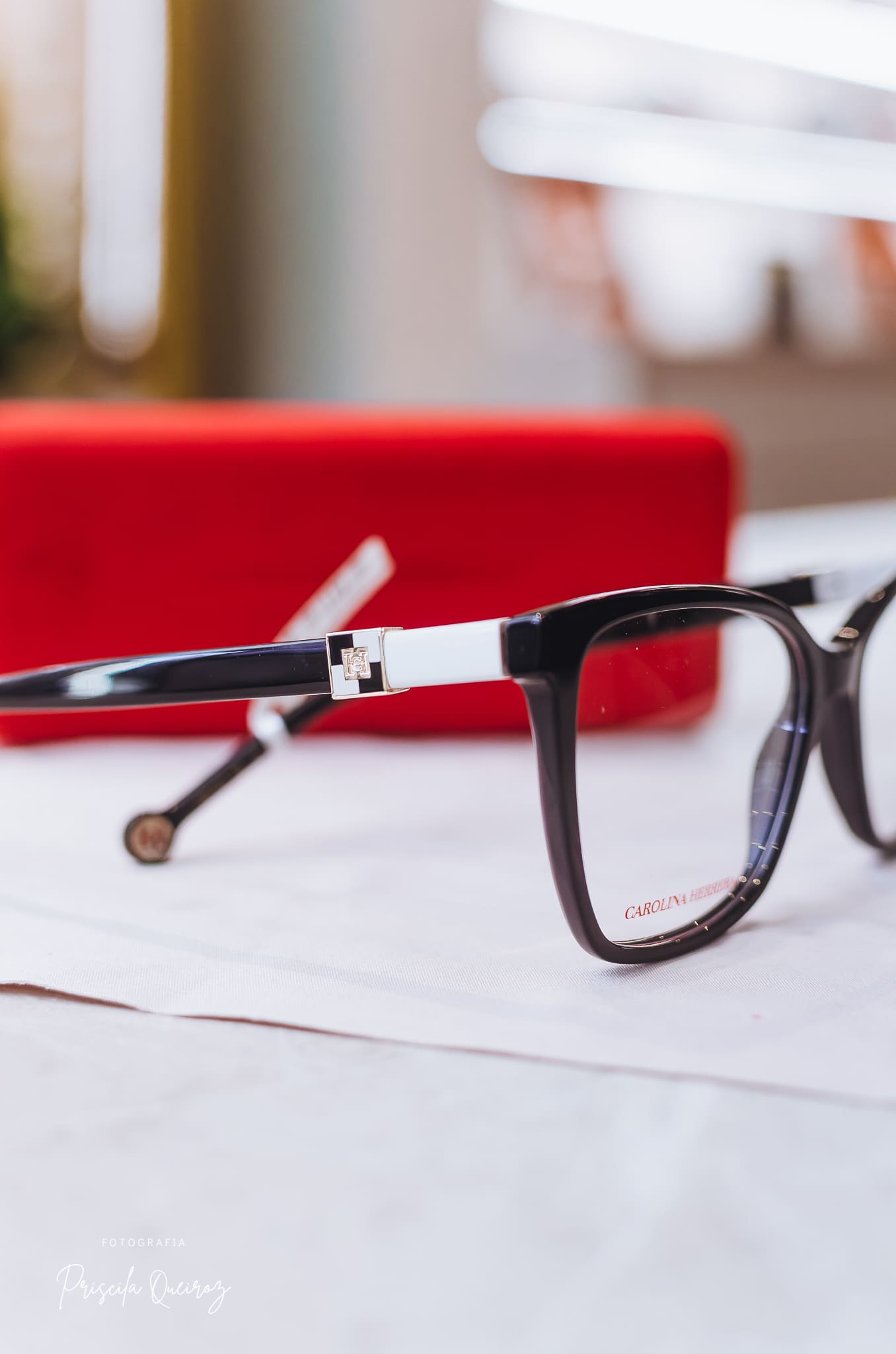 Armação de Óculos Feminina CAROLINA HERRERA em Acetato – Cor: Preto Brilhante com Detalhes Prateados – Formato: Retangular, Levemente Gatinho - HER0372 - Imagem 2