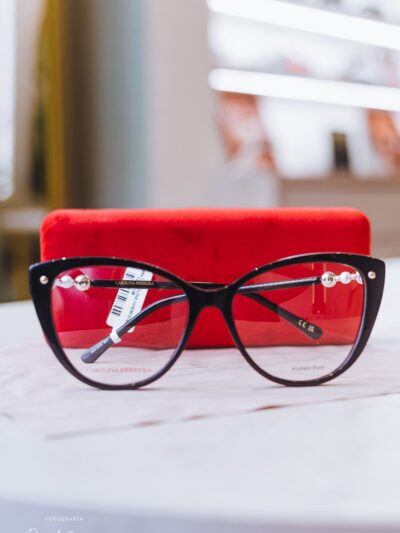 Armação de Óculos Feminina CAROLINA HERRERA em Acetato e Metal – Cor: Preto/Prata – Formato: Gatinho, Levemente Geométrico - HER0319