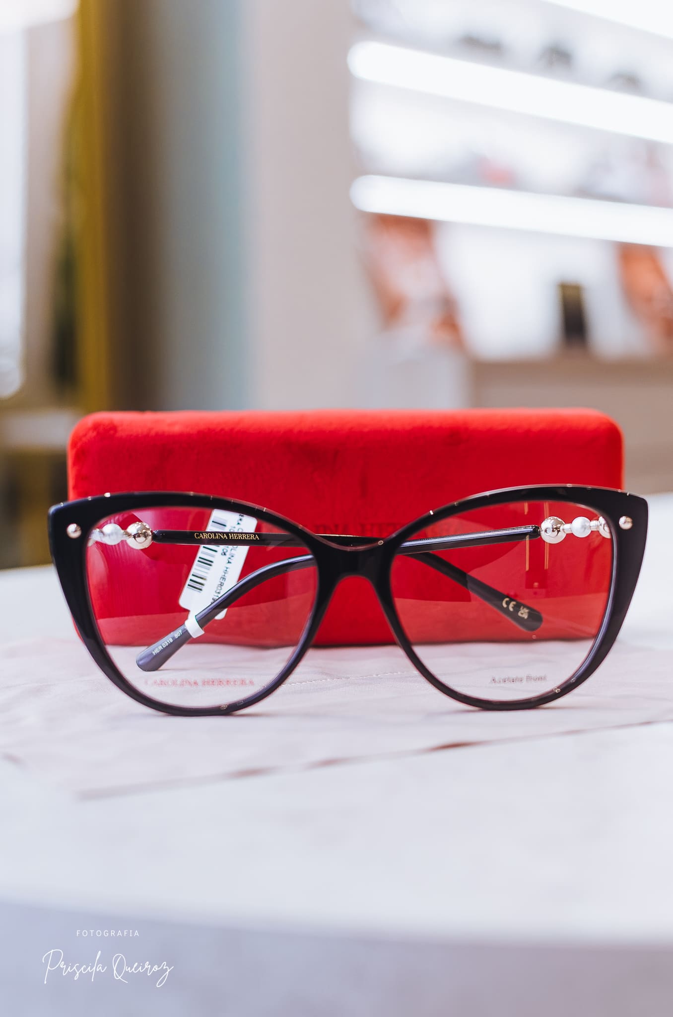 Armação de Óculos Feminina CAROLINA HERRERA em Acetato e Metal – Cor: Preto/Prata – Formato: Gatinho, Levemente Geométrico - HER0319