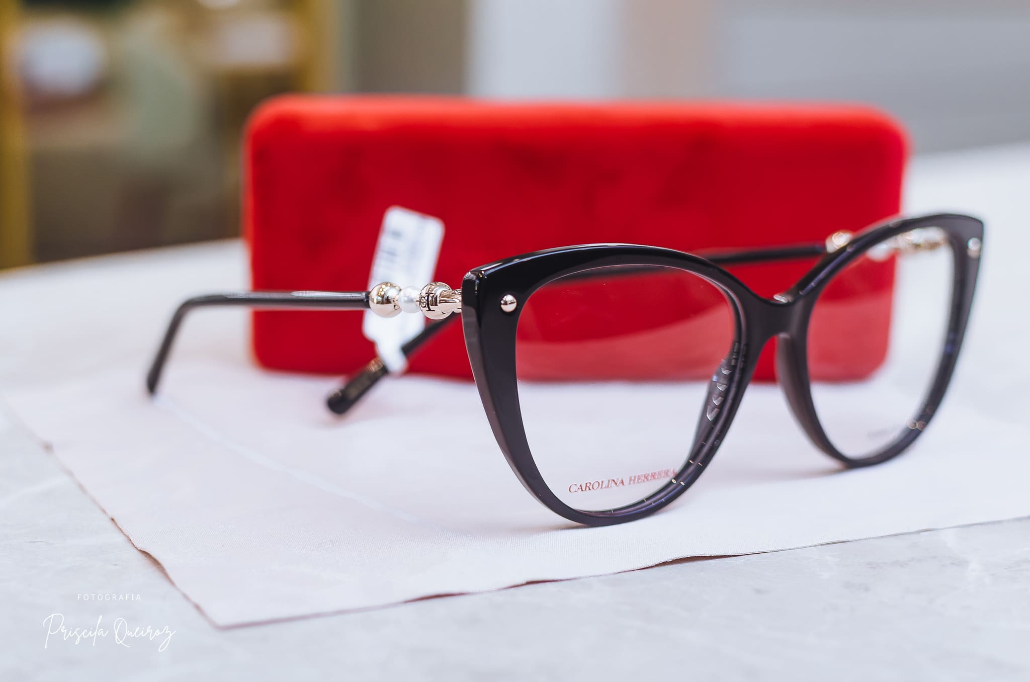 Armação de Óculos Feminina CAROLINA HERRERA em Acetato e Metal – Cor: Preto/Prata – Formato: Gatinho, Levemente Geométrico - HER0319 - Imagem 2