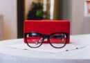 Armação de Óculos Feminina CAROLINA HERRERA em Acetato e Metal – Cor: Preto/Dourado – Formato: Retangular, Levemente Gatinho HER0372