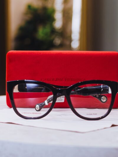 Armação de Óculos Feminina CAROLINA HERRERA em Acetato e Metal – Cor: Preto/Dourado – Formato: Retangular, Levemente Gatinho HER0372
