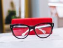 Óculos de Sol Feminino CAROLINA HERRERA em Acetato – Cor: Preto com Hastes Brancas – Formato: Quadrado, Levemente Gatinho HER0256