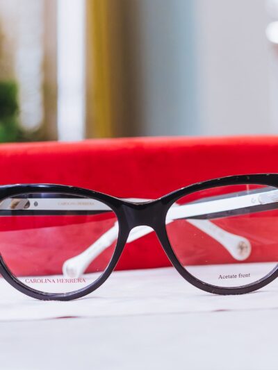 Óculos de Sol Feminino CAROLINA HERRERA em Acetato – Cor: Preto com Hastes Brancas – Formato: Quadrado, Levemente Gatinho HER0256