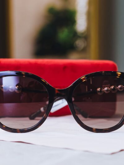 Óculos de Sol Feminino CAROLINA HERRERA em Acetato e Metal – Cor: Tartaruga Marrom Escuro – Formato: Quadrado, Levemente Gatinho HER0318/S