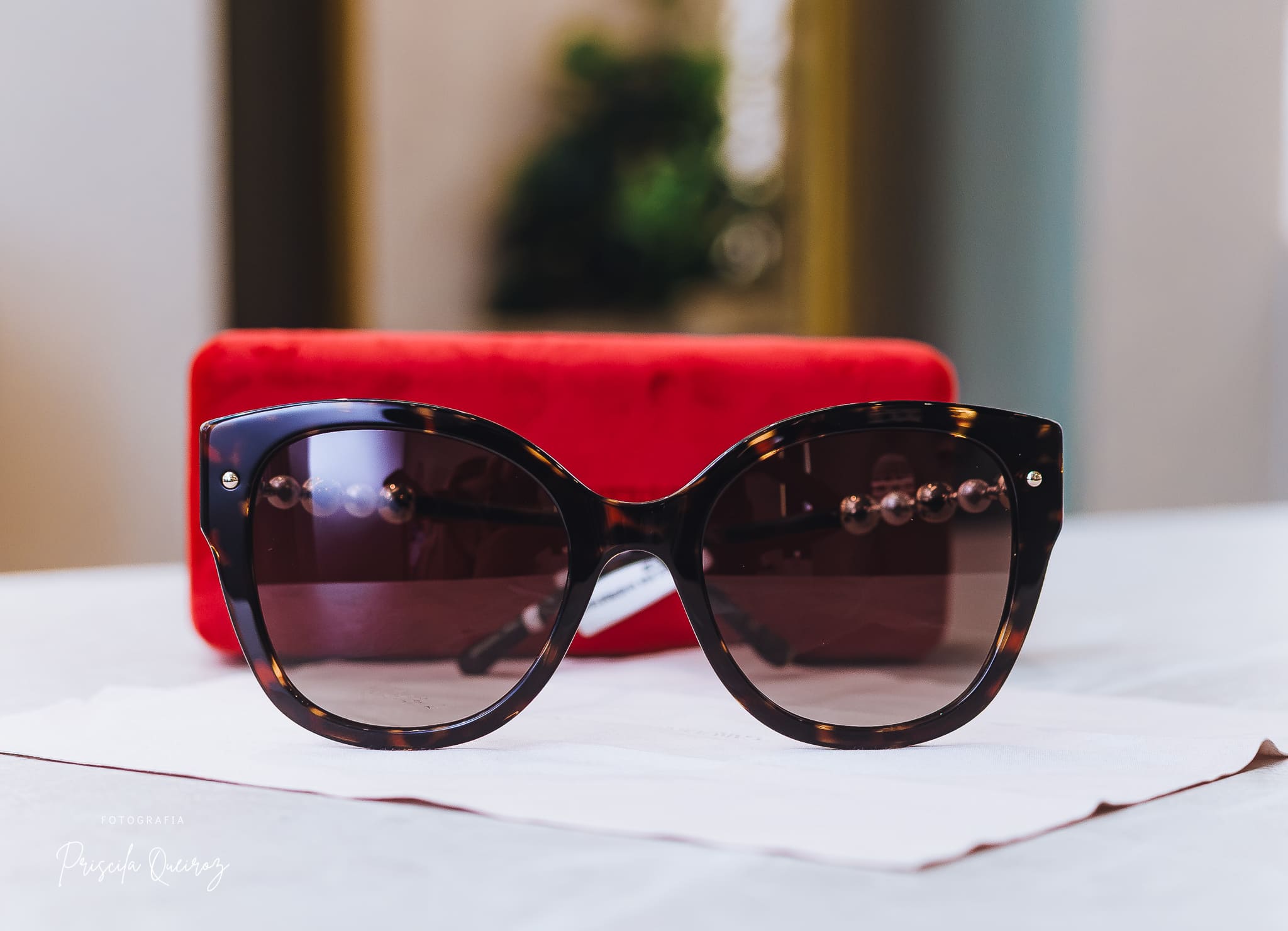 Óculos de Sol Feminino CAROLINA HERRERA em Acetato e Metal – Cor: Tartaruga Marrom Escuro – Formato: Quadrado, Levemente Gatinho HER0318/S