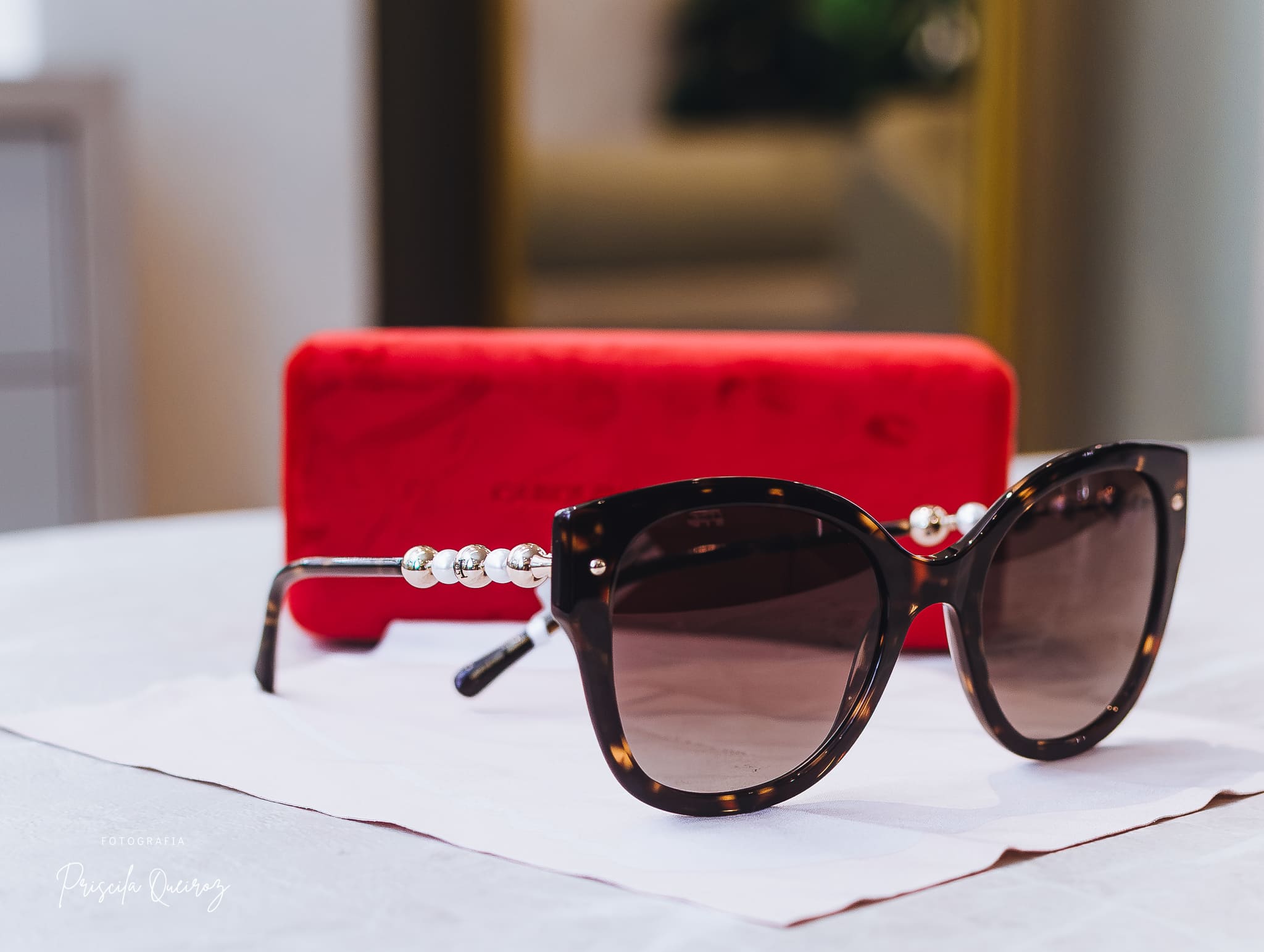 Óculos de Sol Feminino CAROLINA HERRERA em Acetato e Metal – Cor: Tartaruga Marrom Escuro – Formato: Quadrado, Levemente Gatinho HER0318/S - Imagem 2