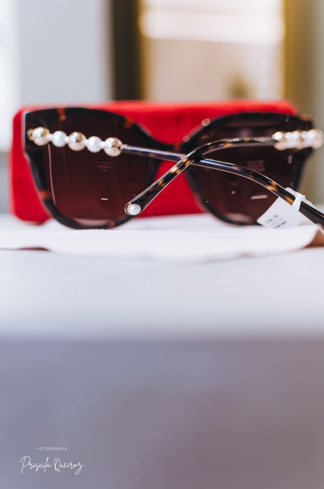 Óculos de Sol Feminino CAROLINA HERRERA em Acetato e Metal – Cor: Tartaruga Marrom Escuro – Formato: Quadrado, Levemente Gatinho HER0318/S - Imagem 3