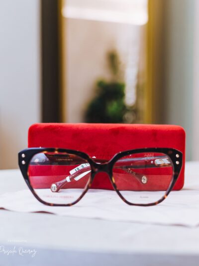 Óculos de Sol Feminino CAROLINA HERRERA em Acetato e Metal – Cor: Tartaruga Marrom Escuro – Formato: Quadrado, Levemente Gatinho HER0317